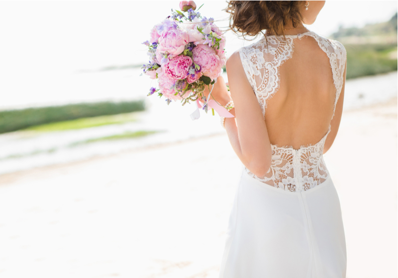 Organisation de mariage avec une jeune femme en robe de mariée